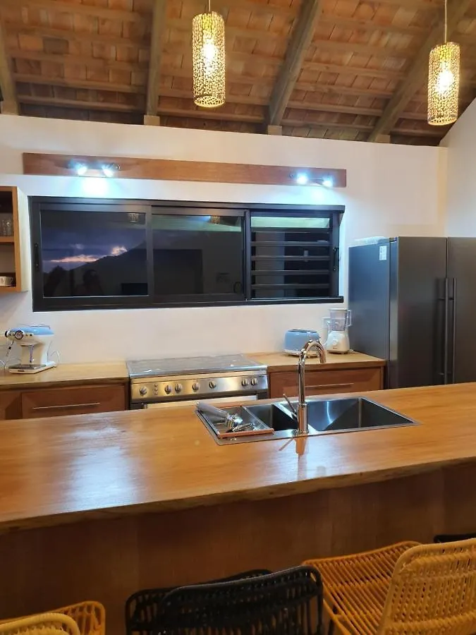 בית הארחה Temae Moorea Lodge Bungalow פולינזיה הצרפתית